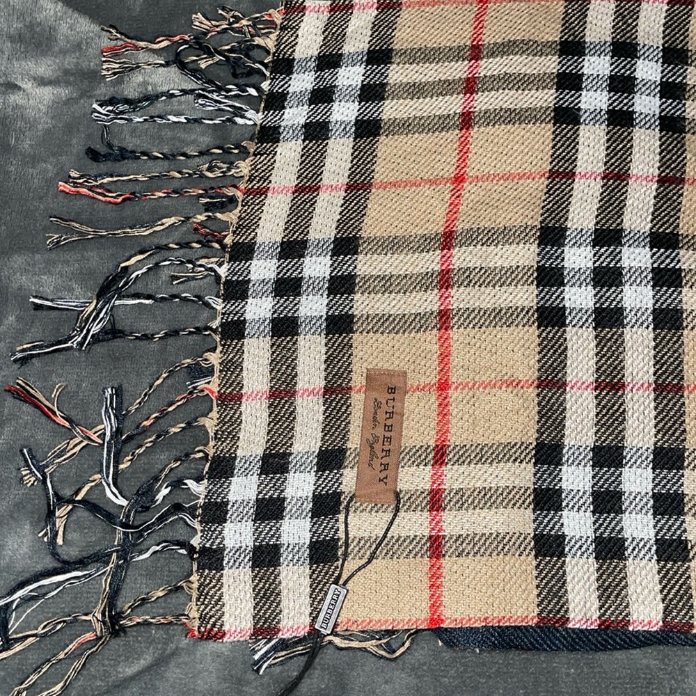 Pre-loved Burberry scarf excellent condition size 75X12”